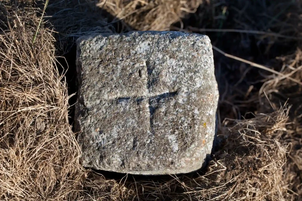 Kamień z krzyżem, granice