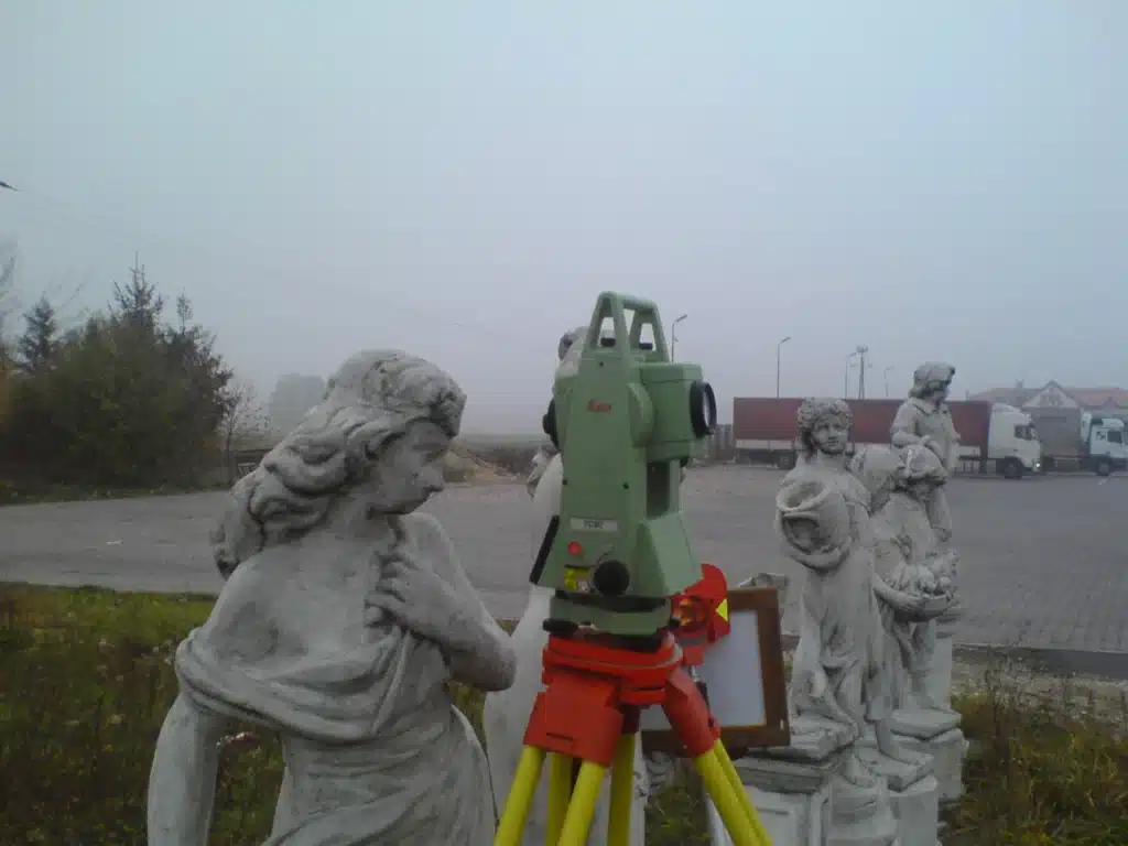 Widoczne statuetki w tle
