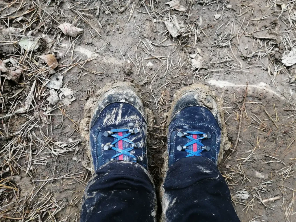 Buty ubrudzone błotem przez geodete